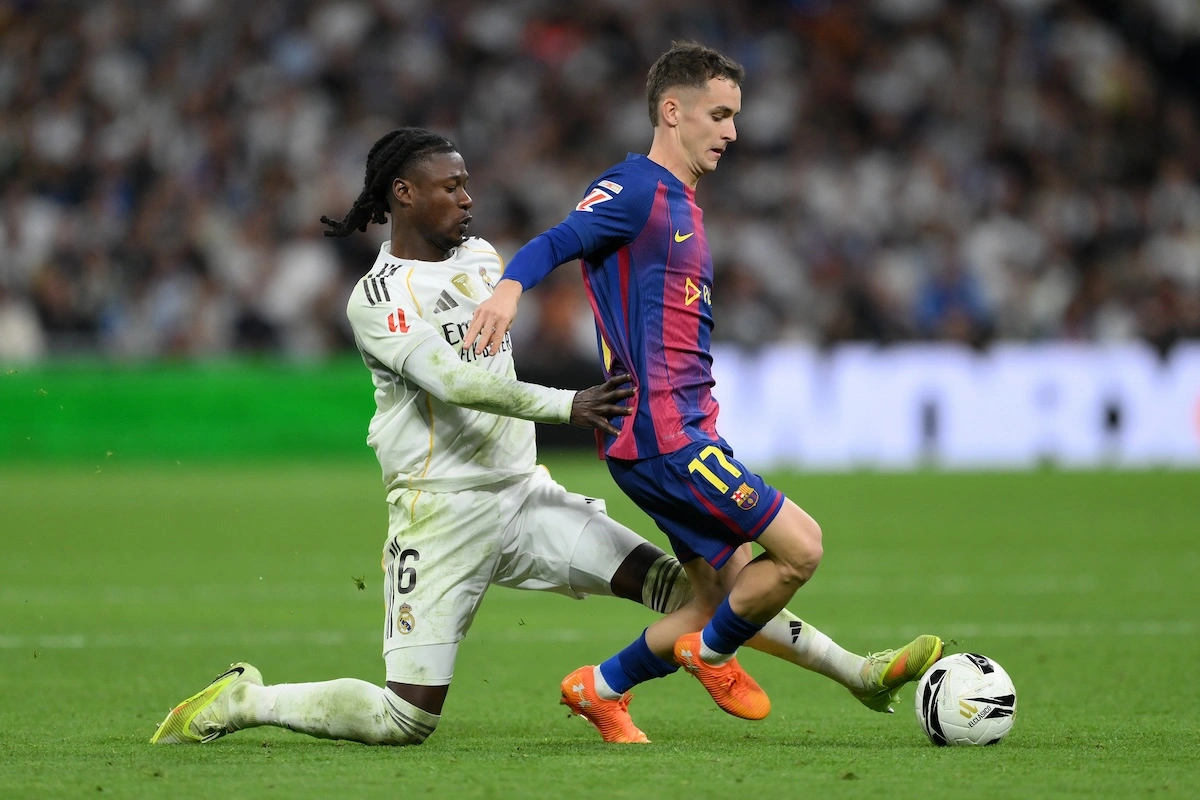MADRID, SPAIN - OCTOBER 26: Marc Casado of FC Barcelona is challenged by Eduardo Camavinga of Real Madrid during the LaLiga EA Sports match between Real Madrid CF and FC Barcelona at Estadio Santiago Bernabeu on October 26, 2025 in Madrid, Spain. (Photo by David Ramos/Getty Images)