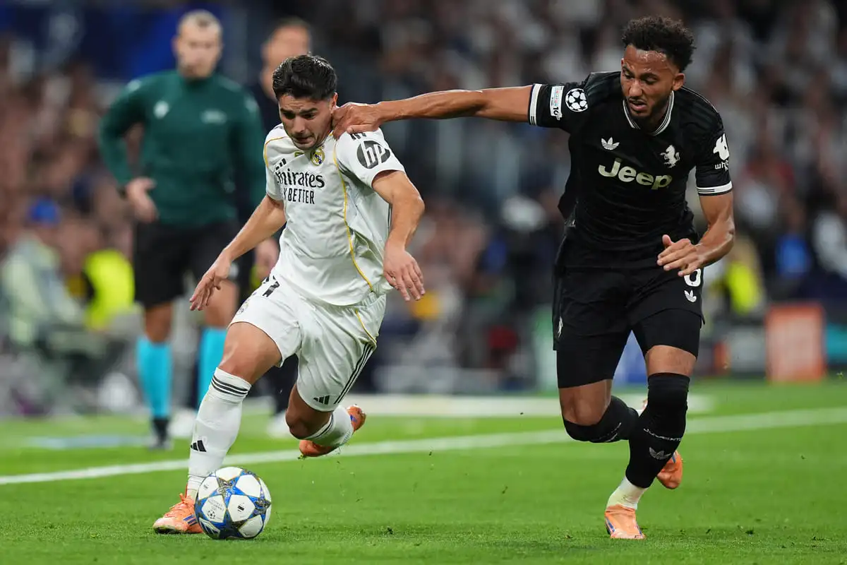 MADRID, SPAIN - OCTOBER 22: Brahim Diaz of Real Madrid is challenged by Lloyd Kelly of Juventus during the UEFA Champions League 2025/26 League Phase MD3 match between Real Madrid C.F. and Juventus at Estadio Santiago Bernabeu on October 22, 2025 in Madrid, Spain. (Photo by Angel Martinez/Getty Images).
