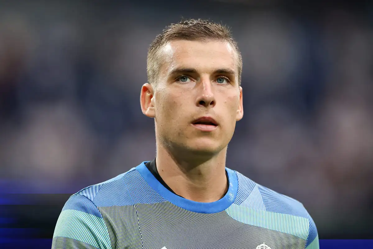 MADRID, SPAIN - SEPTEMBER 20: Andriy Lunin of Real Madrid looks on prior to the LaLiga EA Sports match between Real Madrid CF and RCD Espanyol de Barcelona at Estadio Santiago Bernabeu on September 20, 2025 in Madrid, Spain. (Photo by Florencia Tan Jun/Getty Images).