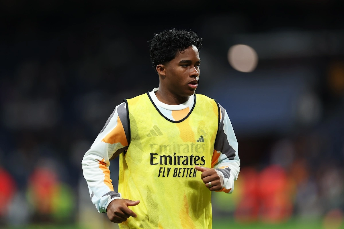 MADRID, SPAIN - MAY 14: Endrick of Real Madrid warms up prior to the LaLiga match between Real Madrid CF and RCD Mallorca at Estadio Santiago Bernabeu on May 14, 2025 in Madrid, Spain. (Photo by Florencia Tan Jun/Getty Images)