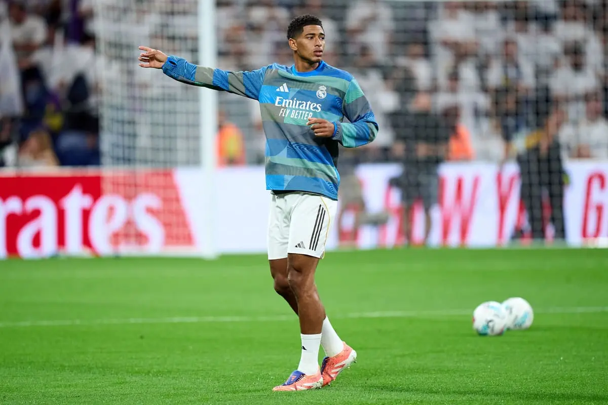 MADRID, SPAIN - OCTOBER 04: Jude Bellingham of Real Madrid warms up prior to the LaLiga EA Sports match between Real Madrid CF and Villarreal CF at Estadio Santiago Bernabeu on October 04, 2025 in Madrid, Spain. (Photo by Angel Martinez/Getty Images).