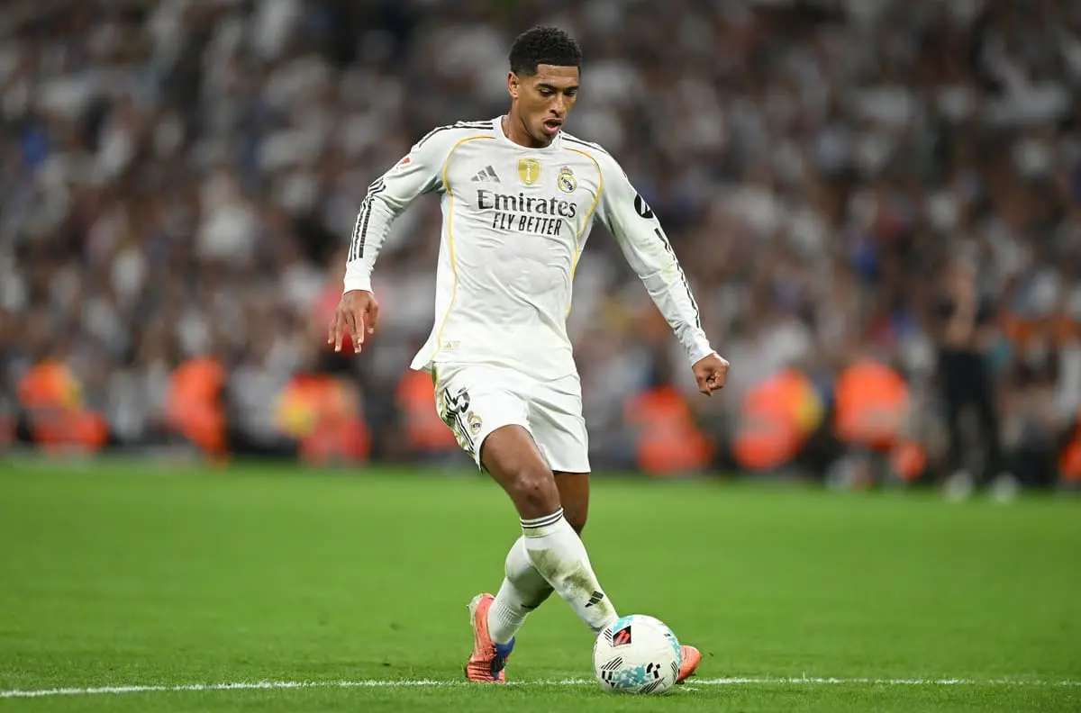 MADRID, SPAIN - OCTOBER 04: Jude Bellingham of Real Madrid runs with the ball during the LaLiga EA Sports match between Real Madrid CF and Villarreal CF at Estadio Santiago Bernabeu on October 04, 2025 in Madrid, Spain. (Photo by Denis Doyle/Getty Images)