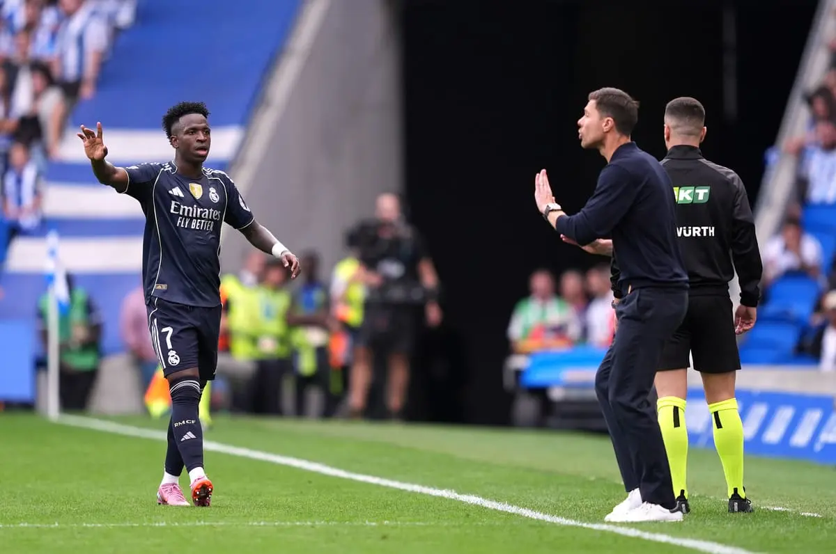 SAN SEBASTIAN, SPAIN - SEPTEMBER 13: Vinicius Junior interacts with Xabi Alonso, Head Coach of Real Madrid, during the LaLiga EA Sports match between Real Sociedad and Real Madrid CF at Reale Arena on September 13, 2025 in San Sebastian, Spain. (Photo by Juan Manuel Serrano Arce/Getty Images).