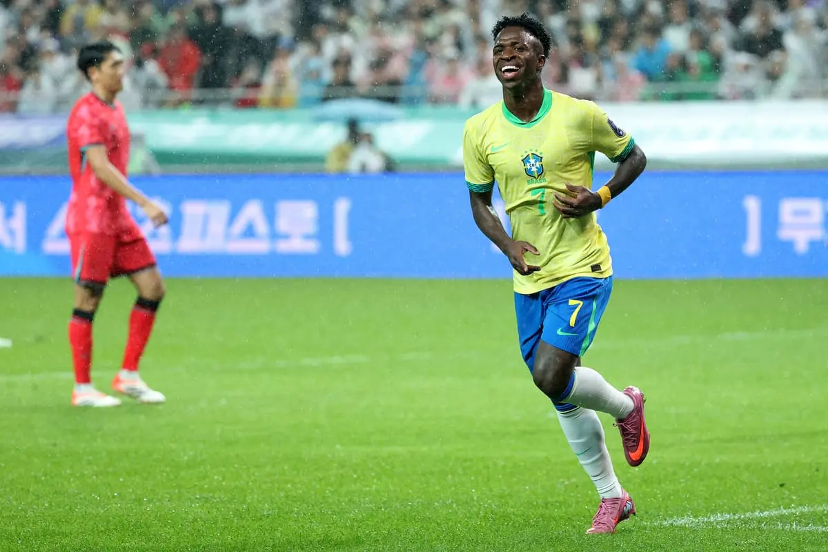 SEOUL, SOUTH KOREA - OCTOBER 10: Vinicius Junior of Brazil (R) celebrates after scoring the team's fifth goal during the international friendly between South Korea and Brazil at Seoul World Cup Stadium on October 10, 2025 in Seoul, South Korea. (Photo by Chung Sung-Jun/Getty Images)