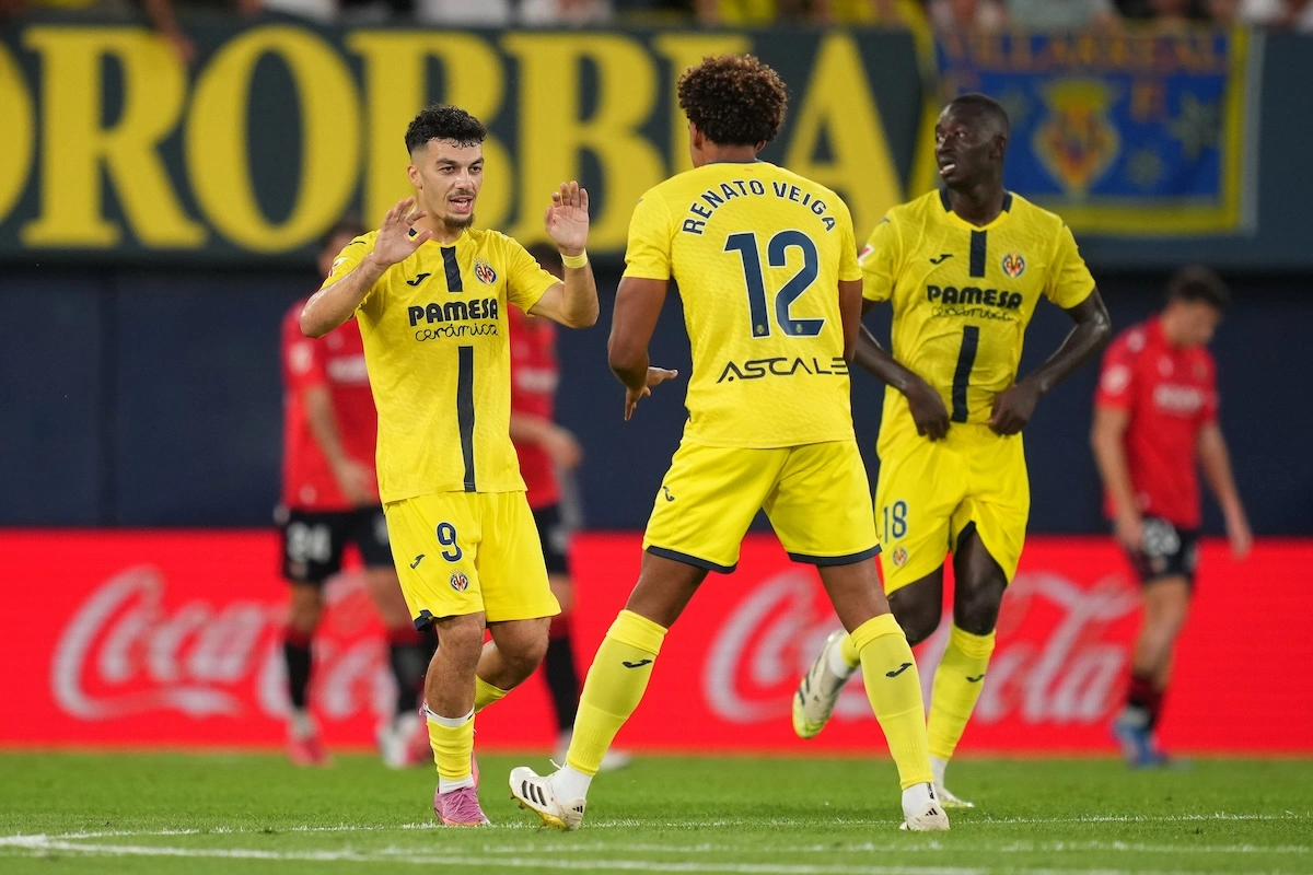 VILLARREAL, SPAIN - SEPTEMBER 20: Georges Mikautadze of Villarreal CF celebrates scoring his team's first goal with teammate Renato Veiga during the LaLiga EA Sports match between Villarreal CF and CA Osasuna at Estadio de la Ceramica on September 20, 2025 in Villarreal, Spain. (Photo by Alex Caparros/Getty Images)