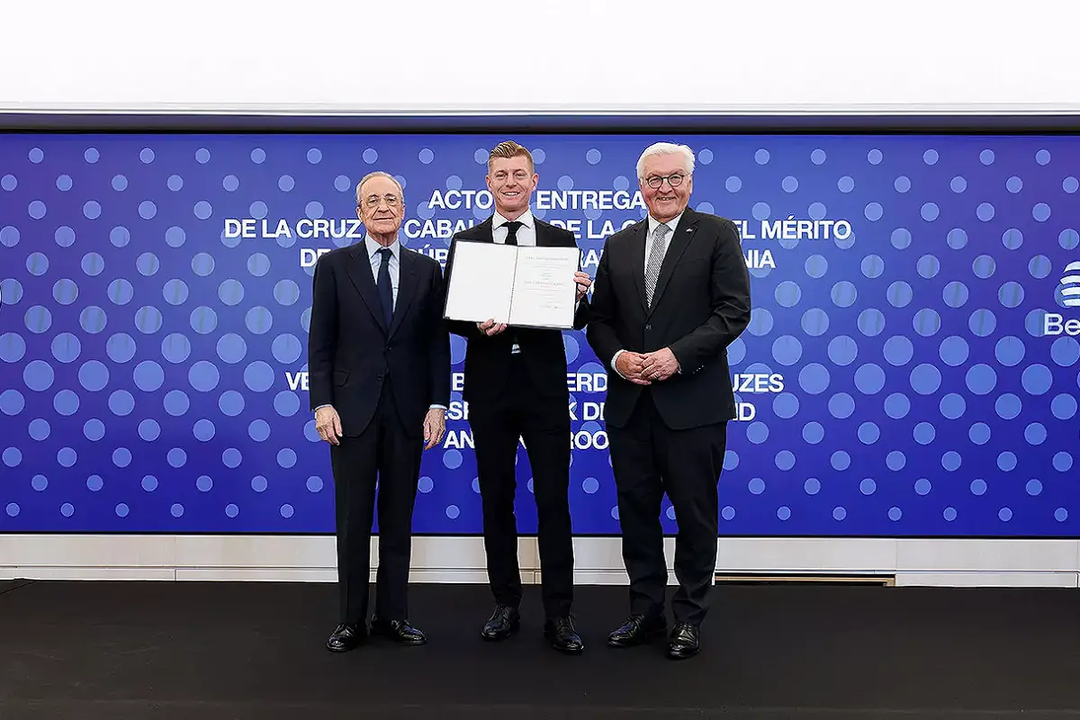 Toni Kroos reçoit un prestigieux prix national au Bernabéu (realmadrid.com)
