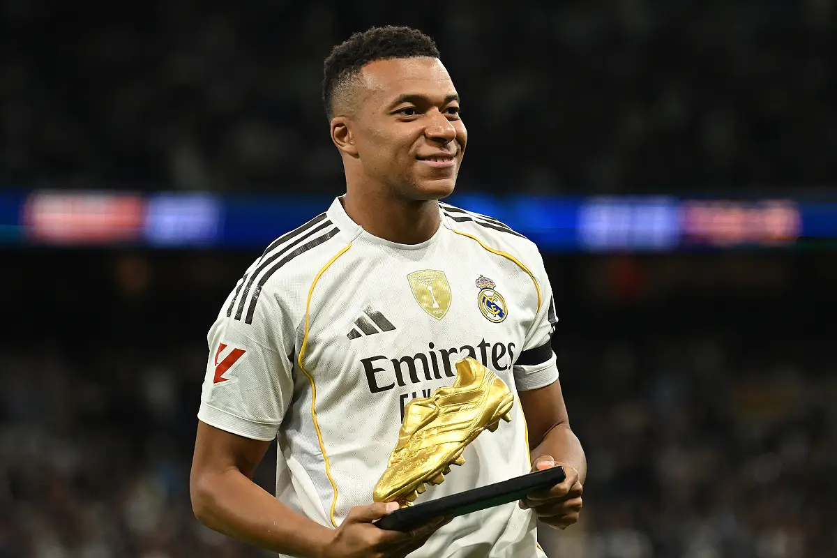 MADRID, SPAIN - NOVEMBER 01: Kylian Mbappe of Real Madrid poses for a photo with the Golden Boot award 2024/25 prior to the LaLiga EA Sports match between Real Madrid CF and Valencia CF at Estadio Santiago Bernabeu on November 01, 2025 in Madrid, Spain. (Photo by Denis Doyle/Getty Images)