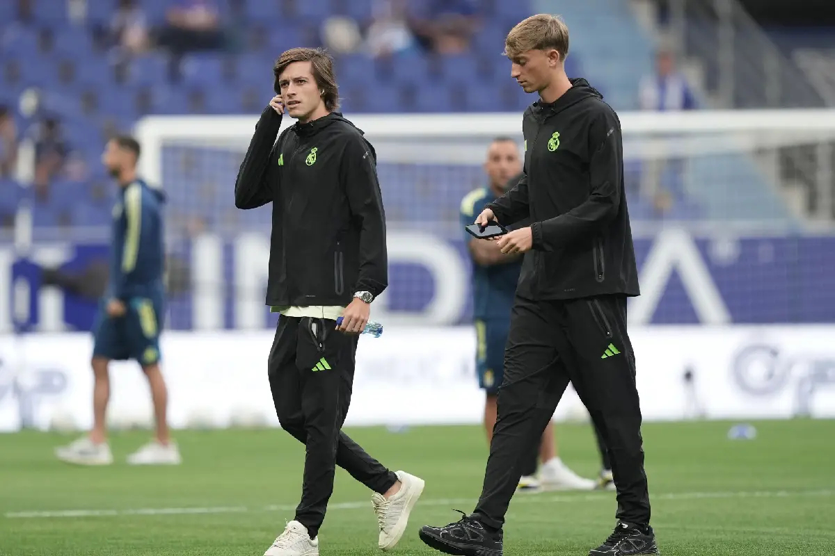OVIEDO, SPAIN - AUGUST 24: Dean Huijsen and Álvaro Carreras of Real Madrid inspect the pitch prior to the LaLiga EA Sports match between Real Oviedo and Real Madrid CF at Carlos Tartiere on August 24, 2025 in Oviedo, Spain. (Photo by Juan Manuel Serrano Arce/Getty Images)