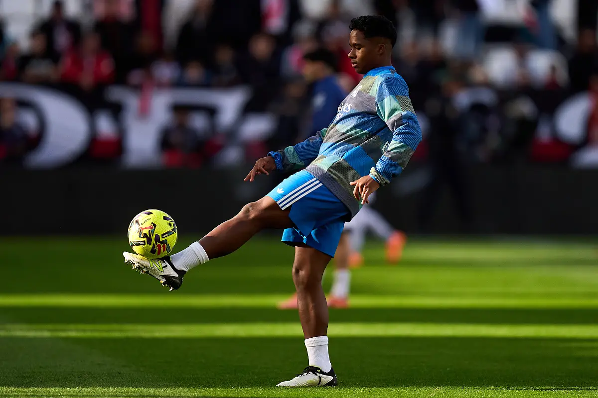 Endrick à l'échauffement du match face au Rayo Vallecano (Photo by Angel Martinez/Getty Images).