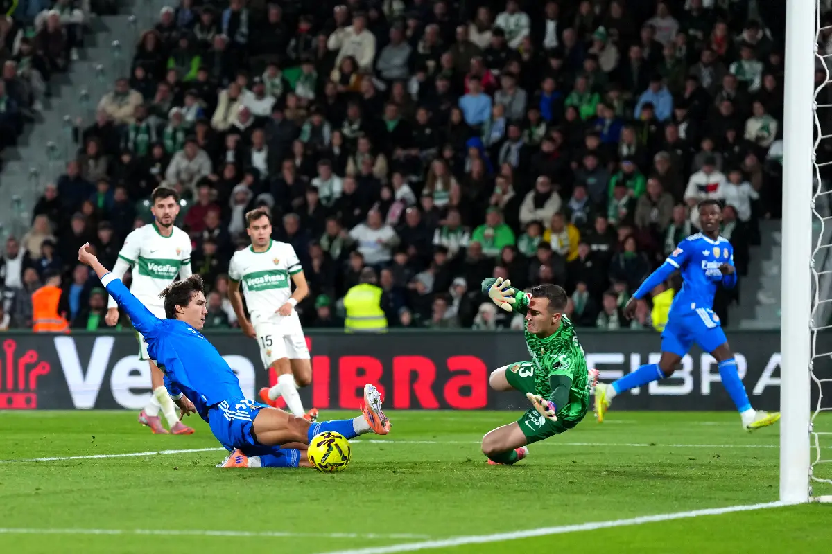ELCHE, SPAIN - NOVEMBER 23: Gonzalo Garcia of Real Madrid shoots at goal during the LaLiga EA Sports match between Elche CF and Real Madrid CF at Estadio Manuel Martinez Valero on November 23, 2025 in Elche, Spain. (Photo by Angel Martinez/Getty Images)
