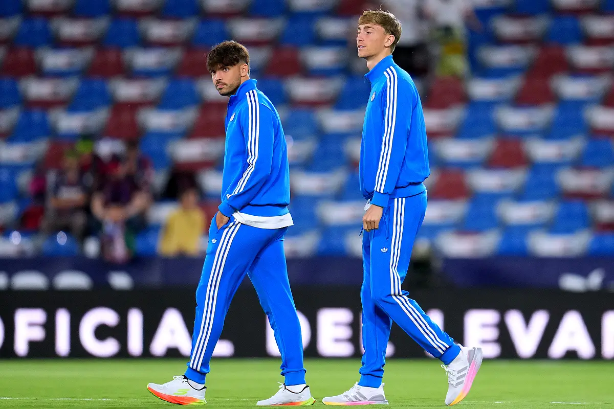 VALENCIA, SPAIN - SEPTEMBER 23: Raul Asencio and Dean Huijsen of Real Madrid inspects the pitch prior to the LaLiga EA Sports match between Levante UD and Real Madrid CF at Ciutat de Valencia on September 23, 2025 in Valencia, Spain. (Photo by Aitor Alcalde/Getty Images)