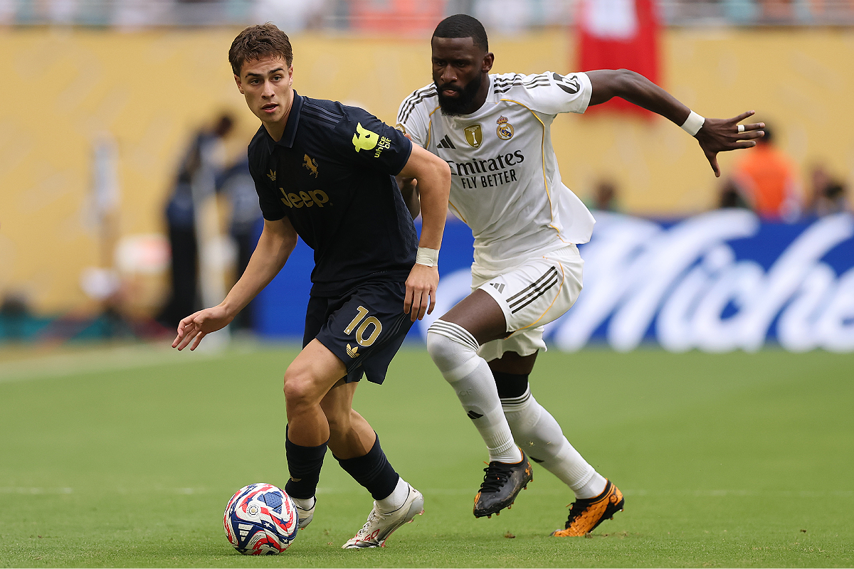 MIAMI GARDENS, FLORIDA - JULY 01: Kenan Yildiz #10 of Juventus FC controls the ball against Antonio Ruediger #22 of Real Madrid C. F. during the FIFA Club World Cup 2025 round of 16 match between Real Madrid CF and Juventus FC at Hard Rock Stadium on July 01, 2025 in Miami Gardens, Florida. (Photo by Michael Reaves/Getty Images)