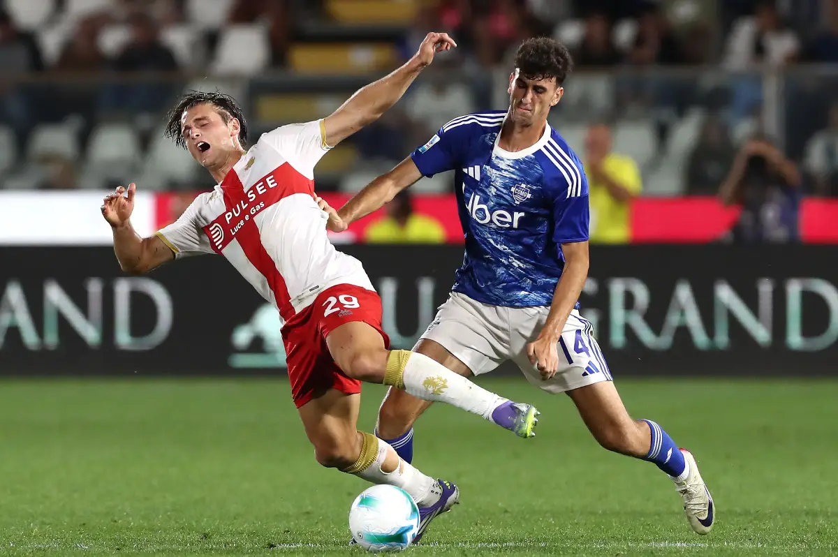 COMO, ITALY - SEPTEMBER 15: Lorenzo Colombo of Genoa CFC clashes with Jacobo Ramon of Como 1907 during the Serie A match between Como 1907 and Genoa CFC at Giuseppe Sinigaglia Stadium on September 15, 2025 in Como, Italy. (Photo by Marco Luzzani/Getty Images)