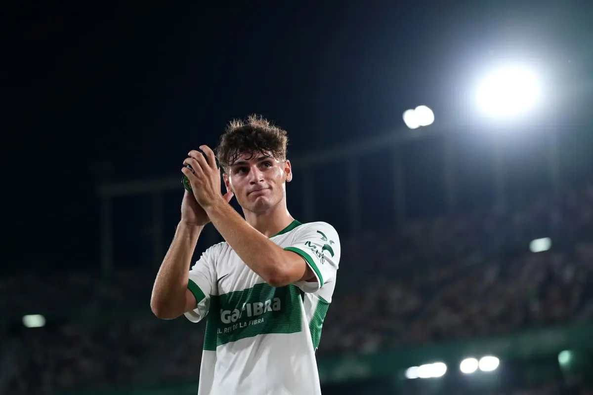 ELCHE, SPAIN - AUGUST 29: Rodrigo Mendoza of Elche CF applauds the fans during the LaLiga EA Sports match between Elche CF and Levante UD at Estadio Manuel Martinez Valero on August 29, 2025 in Elche, Spain. (Photo by Aitor Alcalde/Getty Images)