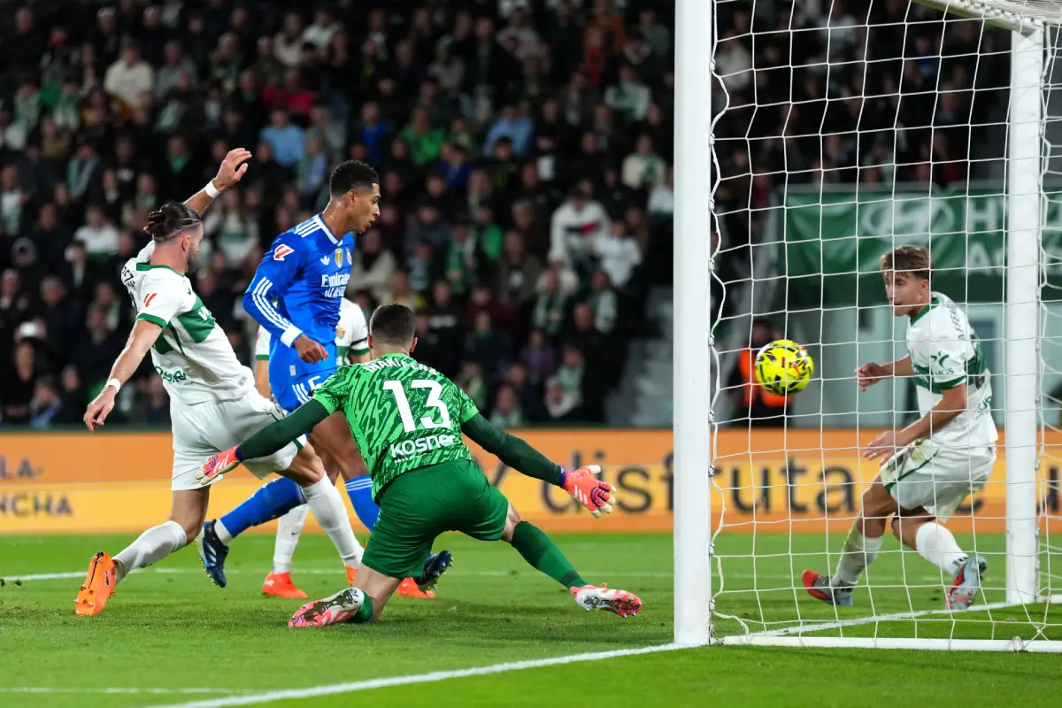 ELCHE, SPAIN - NOVEMBER 23: Jude Bellingham of Real Madrid scores his team's second goal during the LaLiga EA Sports match between Elche CF and Real Madrid CF at Estadio Manuel Martinez Valero on November 23, 2025 in Elche, Spain. (Photo by Angel Martinez/Getty Images)