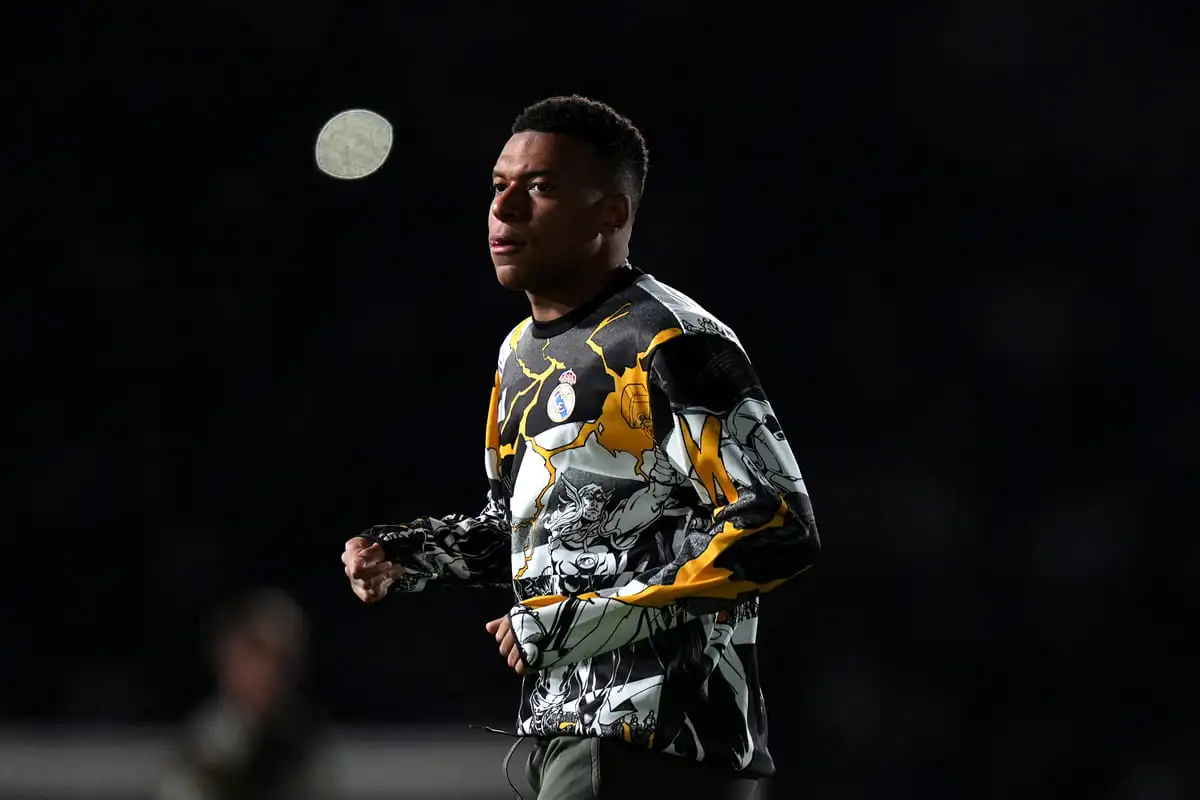 ELCHE, SPAIN - NOVEMBER 23: Kylian Mbappe of Real Madrid warms up prior to the LaLiga EA Sports match between Elche CF and Real Madrid CF at Estadio Manuel Martinez Valero on November 23, 2025 in Elche, Spain. (Photo by Angel Martinez/Getty Images)