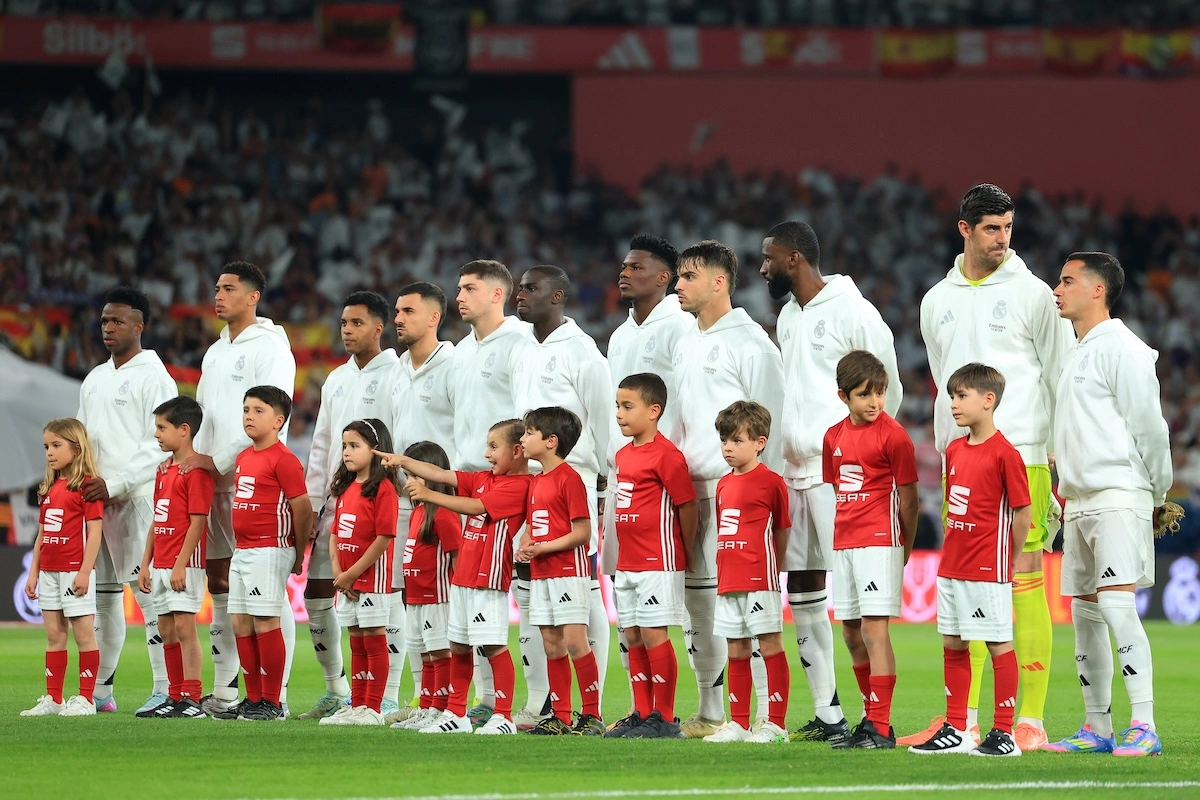SEVILLE, SPAIN - APRIL 26: Players of Real Madrid line up prior to the Copa del Rey Final match between FC Barcelona and Real Madrid at Estadio de La Cartuja on April 26, 2025 in Seville, Spain. (Photo by Fran Santiago/Getty Images)