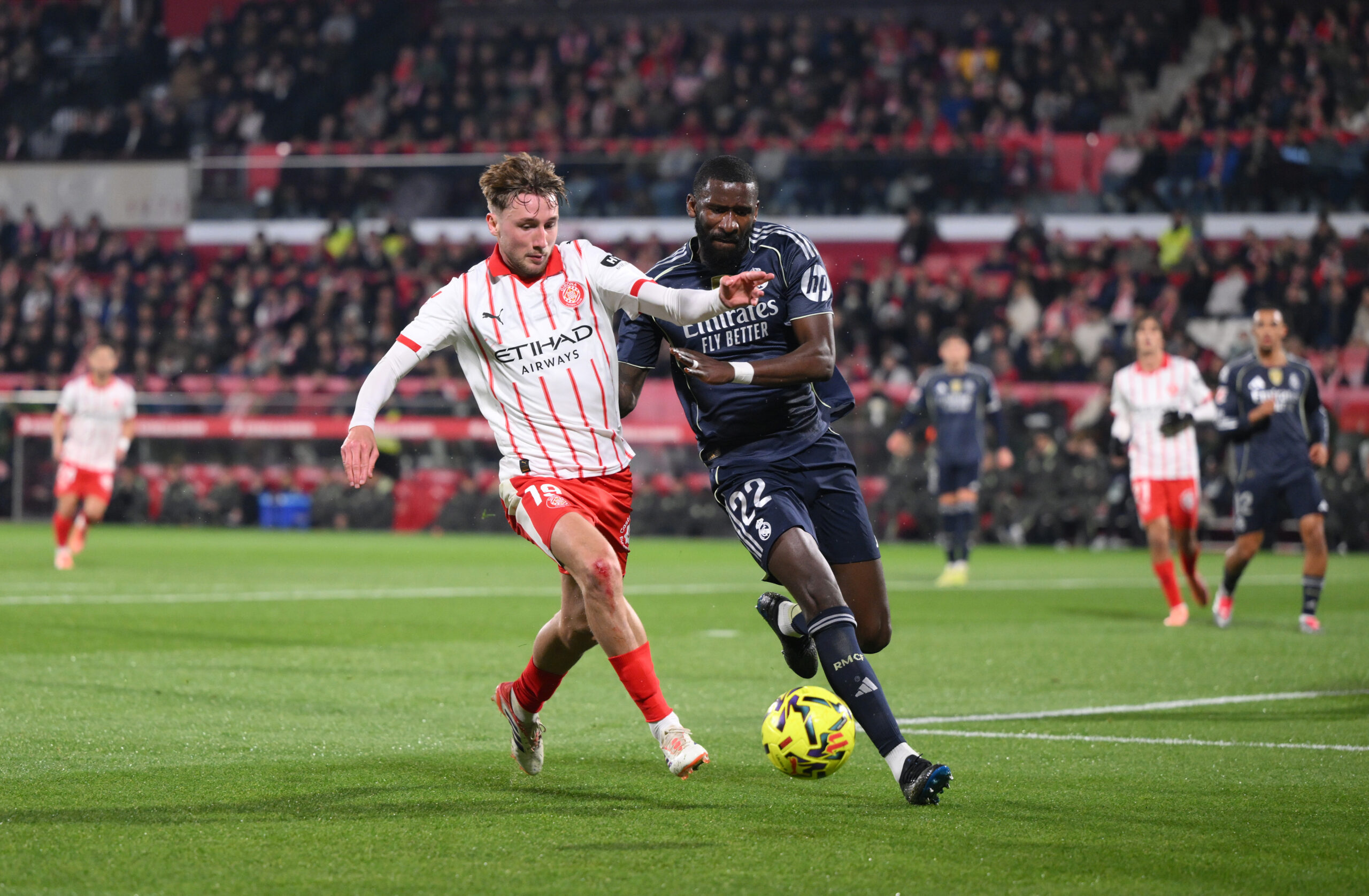 GÉRONE, ESPAGNE – 30 NOVEMBRE : Thomas Lemar (Gérone) court avec le ballon sous la pression de Trent Alexander-Arnold (Real Madrid) lors du match de LaLiga EA Sports opposant le Girona FC au Real Madrid CF au stade Montilivi le 30 novembre 2025 à Gérone, en Espagne. (Photo : Judit Cartiel/Getty Images)