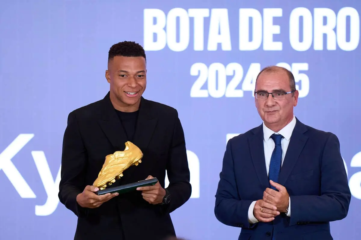 MADRID, SPAIN - OCTOBER 31: Kylian Mbappe of Real Madrid receives the Golden Boot 2024-2025 Trophy from Juan Ignacio Gallardo, Director of Marca, at Estadio Santiago Bernabeu on October 31, 2025 in Madrid, Spain. (Photo by Angel Martinez/Getty Images)