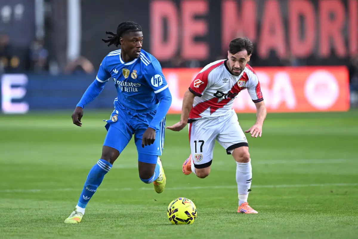 MADRID, SPAIN - NOVEMBER 09: Eduardo Camavinga of Real Madrid battles for possession with Unai Lopez of Rayo Vallecano during the LaLiga EA Sports match between Rayo Vallecano de Madrid and Real Madrid CF at Estadio de Vallecas on November 09, 2025 in Madrid, Spain. (Photo by Denis Doyle/Getty Images)