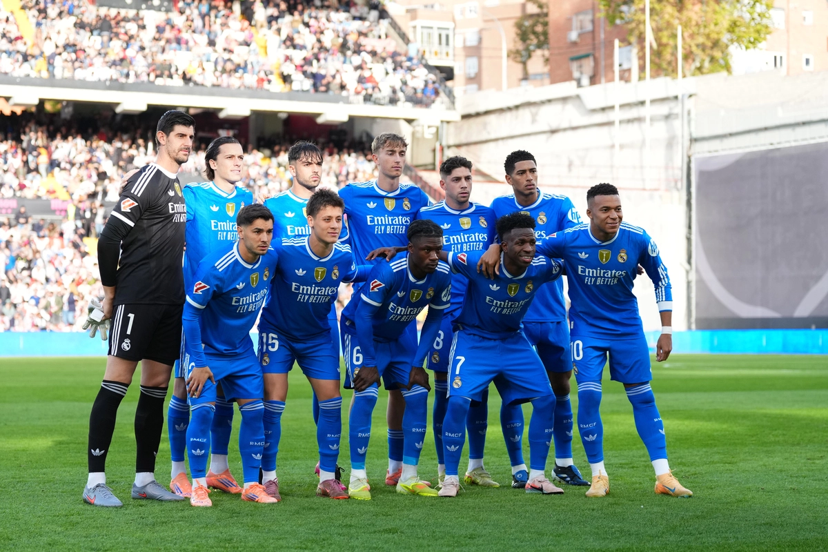 MADRID, SPAIN - NOVEMBER 09: Players of Real Madrid pose for a team photograph prior to the LaLiga EA Sports match between Rayo Vallecano de Madrid and Real Madrid CF at Estadio de Vallecas on November 09, 2025 in Madrid, Spain. (Photo by Angel Martinez/Getty Images)
