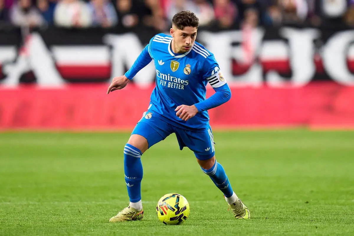 MADRID, SPAIN - NOVEMBER 09: Federico Valverde of Real Madrid controls the ball during the LaLiga EA Sports match between Rayo Vallecano de Madrid and Real Madrid CF at Estadio de Vallecas on November 09, 2025 in Madrid, Spain. (Photo by Angel Martinez/Getty Images).