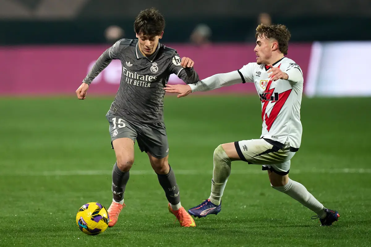 MADRID, SPAIN - DECEMBER 14: Arda Guler of Real Madrid is challenged by Pep Chavarria of Rayo Vallecano during the LaLiga match between Rayo Vallecano and Real Madrid CF at Estadio de Vallecas on December 14, 2024 in Madrid, Spain. (Photo by Angel Martinez/Getty Images)