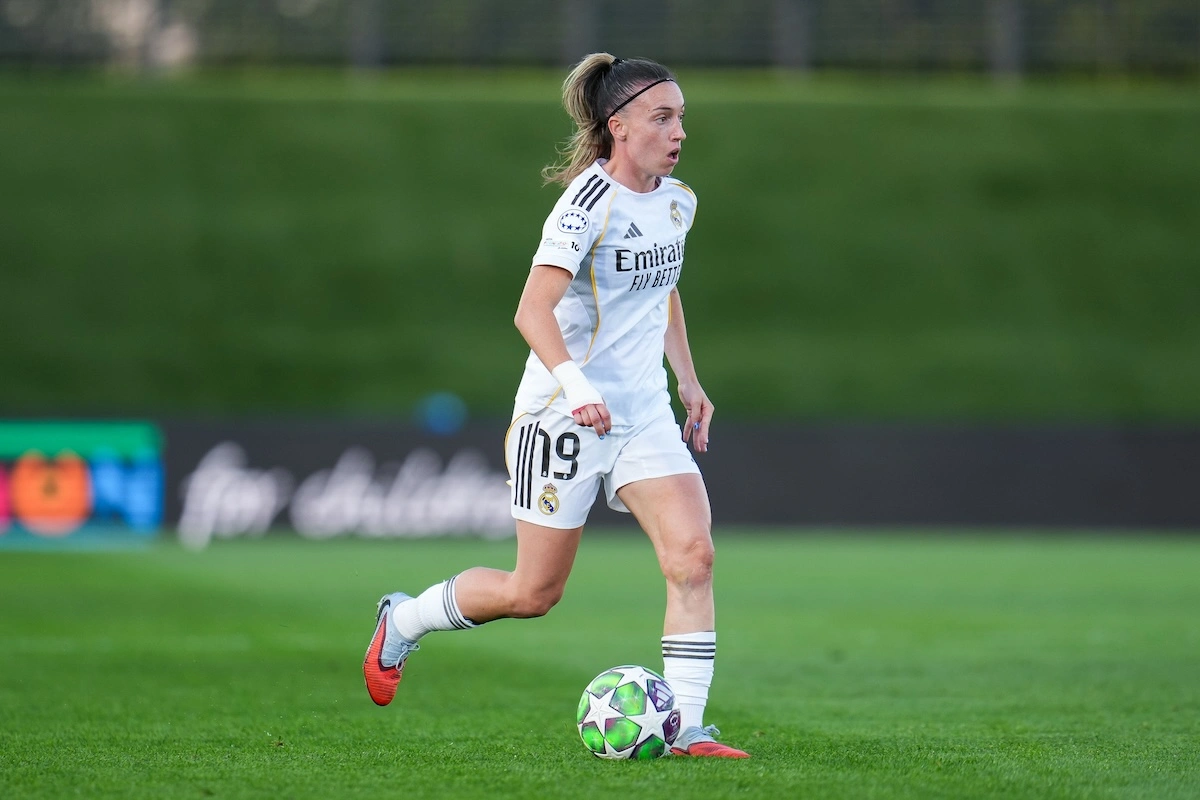 MADRID, SPAIN - OCTOBER 08: Eva Navarro of Real Madrid run with the ball during the UEFA Women's Champions League 2025/26 league phase match between Real Madrid CF and AS Roma at on October 08, 2025 in Madrid, Spain. (Photo by Aitor Alcalde/Getty Images)