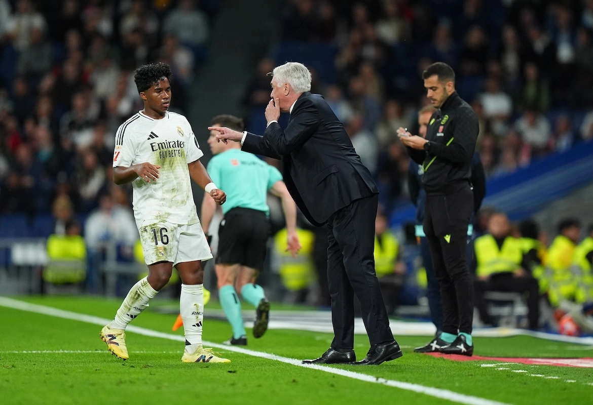 MADRID, SPAIN - MAY 14: Carlo Ancelotti, Head Coach of Real Madrid, speaks with Endrick of Real Madrid during the LaLiga match between Real Madrid CF and RCD Mallorca at Estadio Santiago Bernabeu on May 14, 2025 in Madrid, Spain. (Photo by Angel Martinez/Getty Images)