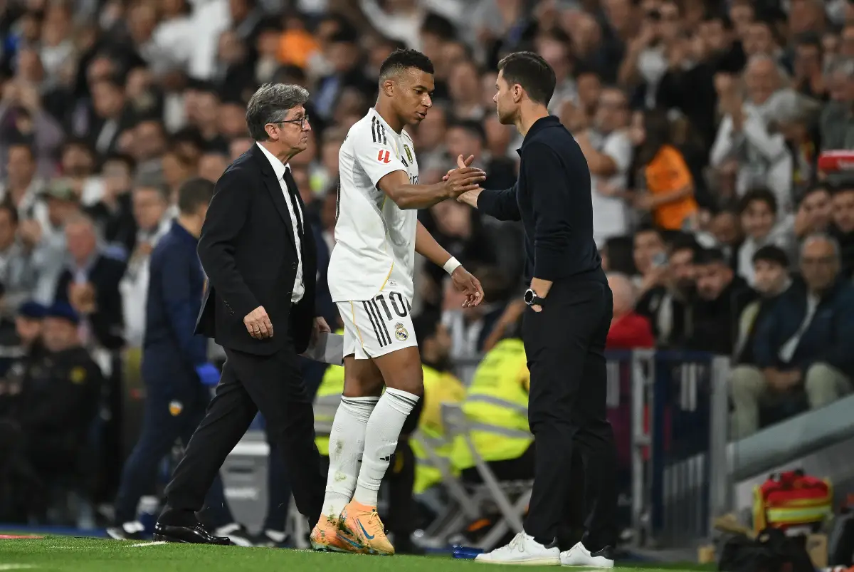 MADRID, SPAIN - NOVEMBER 01: Kylian Mbappe of Real Madridshakes hands with Xabi Alonso, Head Coach of Real Madrid,while being substituted during the LaLiga EA Sports match between Real Madrid CF and Valencia CF at Estadio Santiago Bernabeu on November 01, 2025 in Madrid, Spain. (Photo by Denis Doyle/Getty Images)