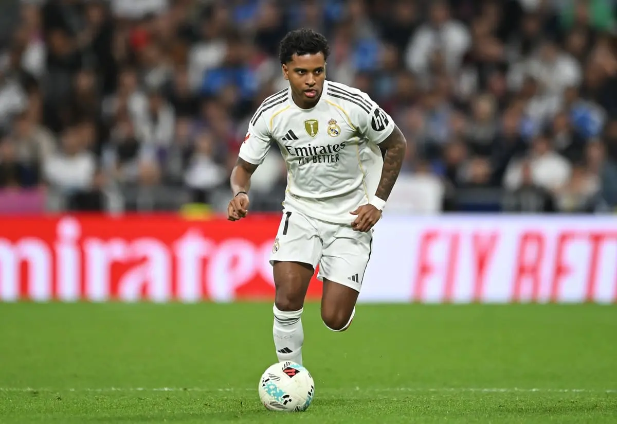 MADRID, SPAIN - NOVEMBER 01: Rodrygo of Real Madridcontrols the ball during the LaLiga EA Sports match between Real Madrid CF and Valencia CF at Estadio Santiago Bernabeu on November 01, 2025 in Madrid, Spain. (Photo by Denis Doyle/Getty Images).