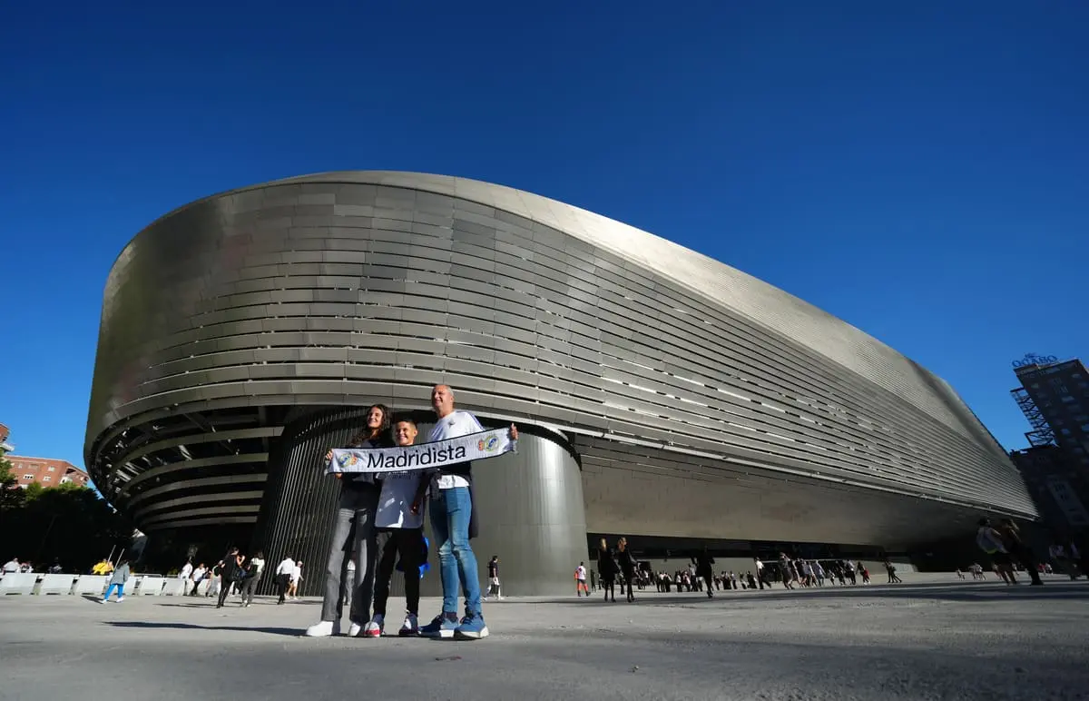 MADRID, SPAIN - OCTOBER 04: Fans of Real Madrid pose for a photo outside the stadium prior to the LaLiga EA Sports match between Real Madrid CF and Villarreal CF at Estadio Santiago Bernabeu on October 04, 2025 in Madrid, Spain. (Photo by Angel Martinez/Getty Images).