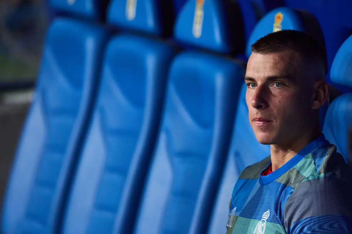 OVIEDO, SPAIN - AUGUST 24: Andriy Lunin of Real Madrid looks on prior to the LaLiga EA Sports match between Real Oviedo and Real Madrid CF at Carlos Tartiere on August 24, 2025 in Oviedo, Spain. (Photo by Juan Manuel Serrano Arce/Getty Images).