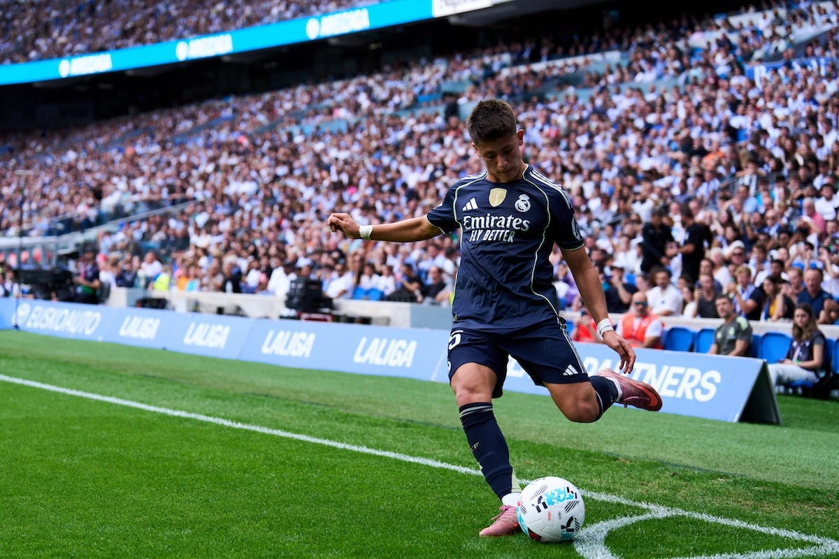 SAN SEBASTIAN, SPAIN - SEPTEMBER 13: Arda Guler of Real Madrid takes a corner kick during the LaLiga EA Sports match between Real Sociedad and Real Madrid CF at Reale Arena on September 13, 2025 in San Sebastian, Spain. (Photo by Juan Manuel Serrano Arce/Getty Images)