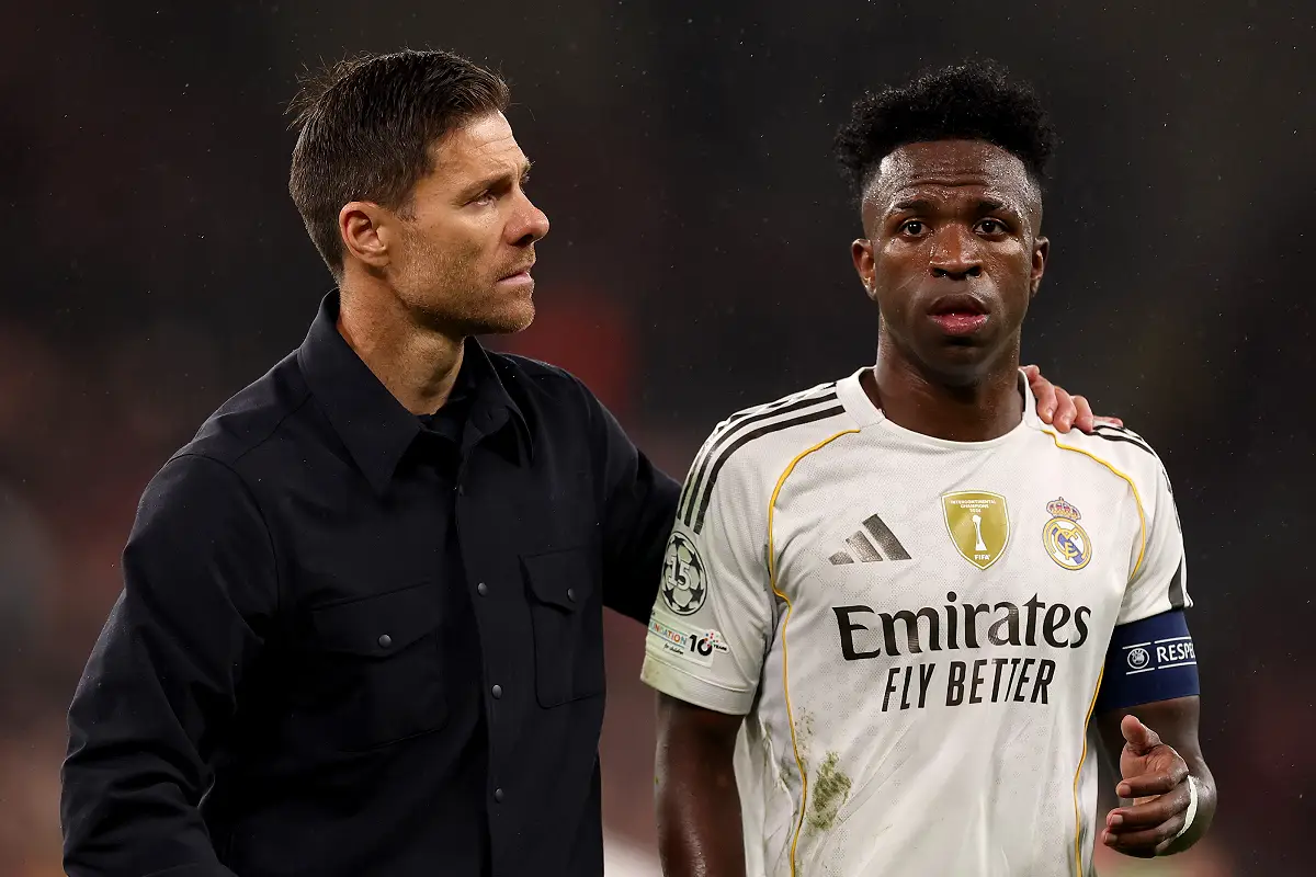 Xabi Alonso et Vinicius Jr lors de Liverpool-Real Madrid (Photo by Carl Recine/Getty Images).