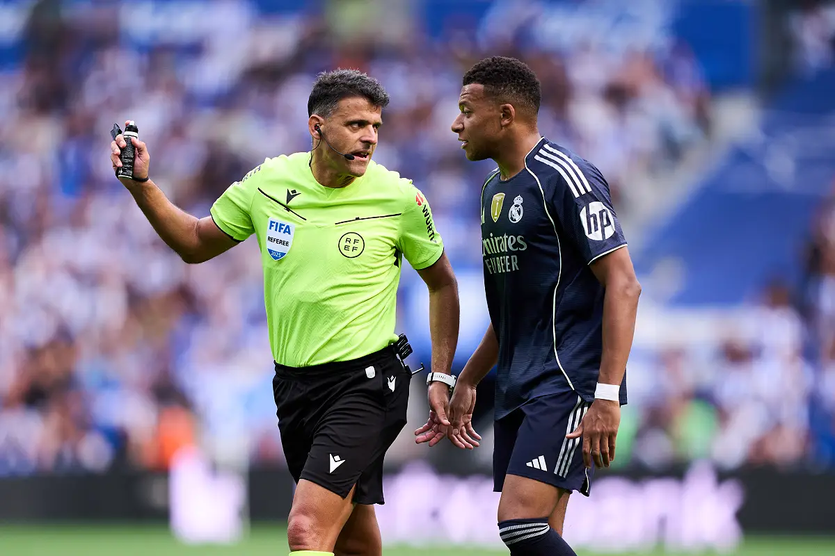 Gil Manzano lors de Real Sociedad-Real Madrid (Photo by Juan Manuel Serrano Arce/Getty Images).