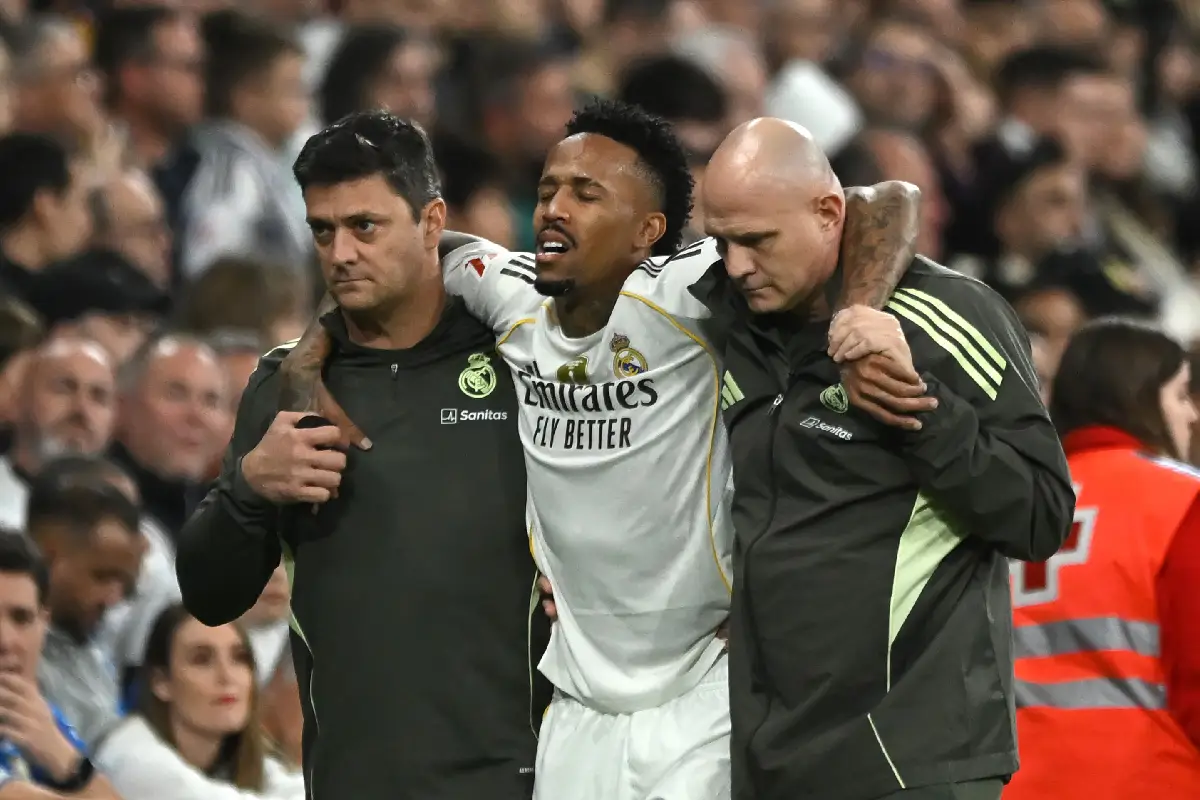 MADRID, SPAIN - DECEMBER 07: Eder Militao of Real Madrid leaves the field after suffering an injury during the LaLiga EA Sports match between Real Madrid CF and RC Celta de Vigo at Estadio Santiago Bernabeu on December 07, 2025 in Madrid, Spain. (Photo by Denis Doyle/Getty Images)