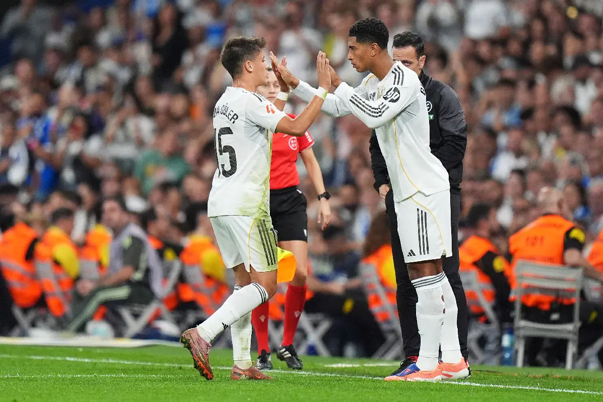 MADRID, SPAIN - OCTOBER 04: Jude Bellingham of Real Madrid is substituted on for Arda Güler of Real Madrid during the LaLiga EA Sports match between Real Madrid CF and Villarreal CF at Estadio Santiago Bernabeu on October 04, 2025 in Madrid, Spain. (Photo by Angel Martinez/Getty Images)