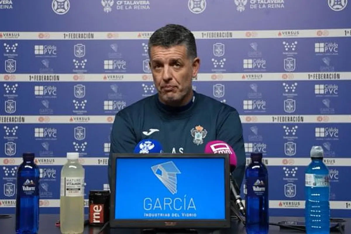 Sandroni, en conférence de presse pour Talavera (Youtube/Talavera CF)