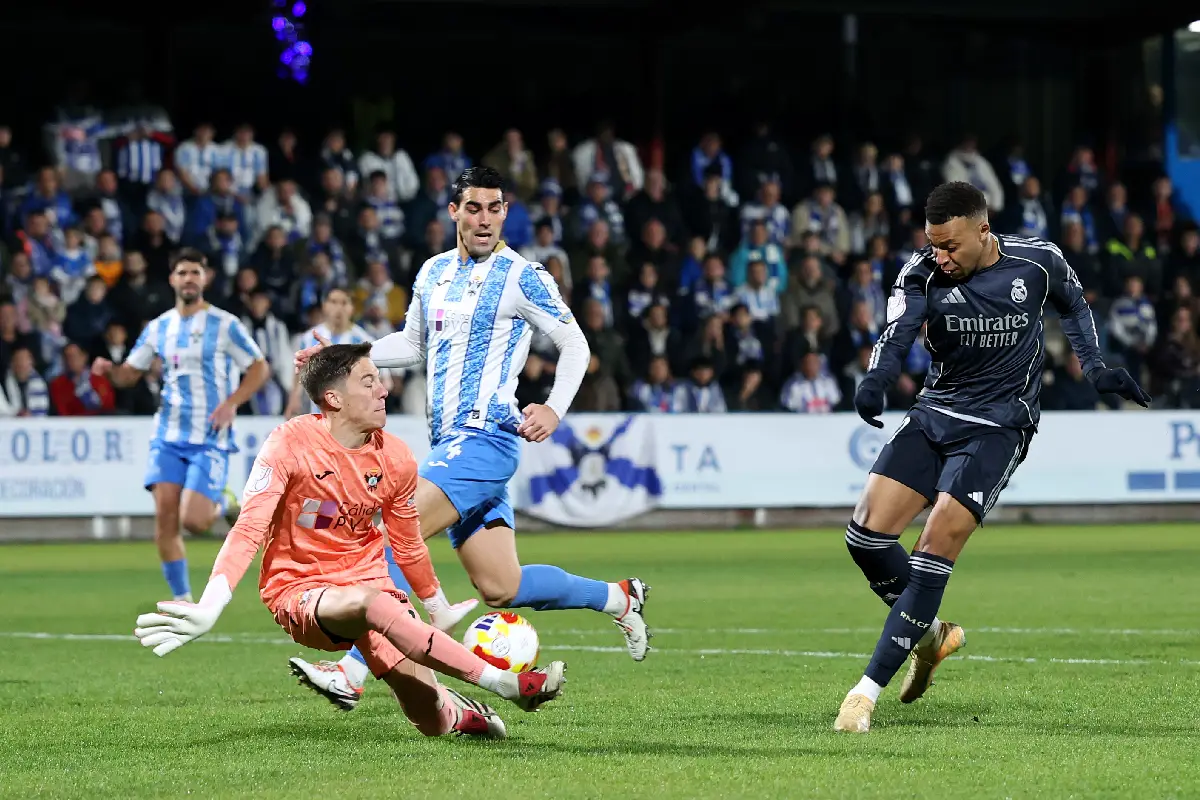 TALAVERA DE LA REINA, SPAIN - DECEMBER 17: Jaime Gonzalez of CF Talavera stops a shot from CF Kylian Mbappe of Real Madrid during the Copa del Rey match between CF Talavera and Real Madrid at Estadio El Prado on December 17, 2025 in Talavera de la Reina, Spain. (Photo by Florencia Tan Jun/Getty Images)