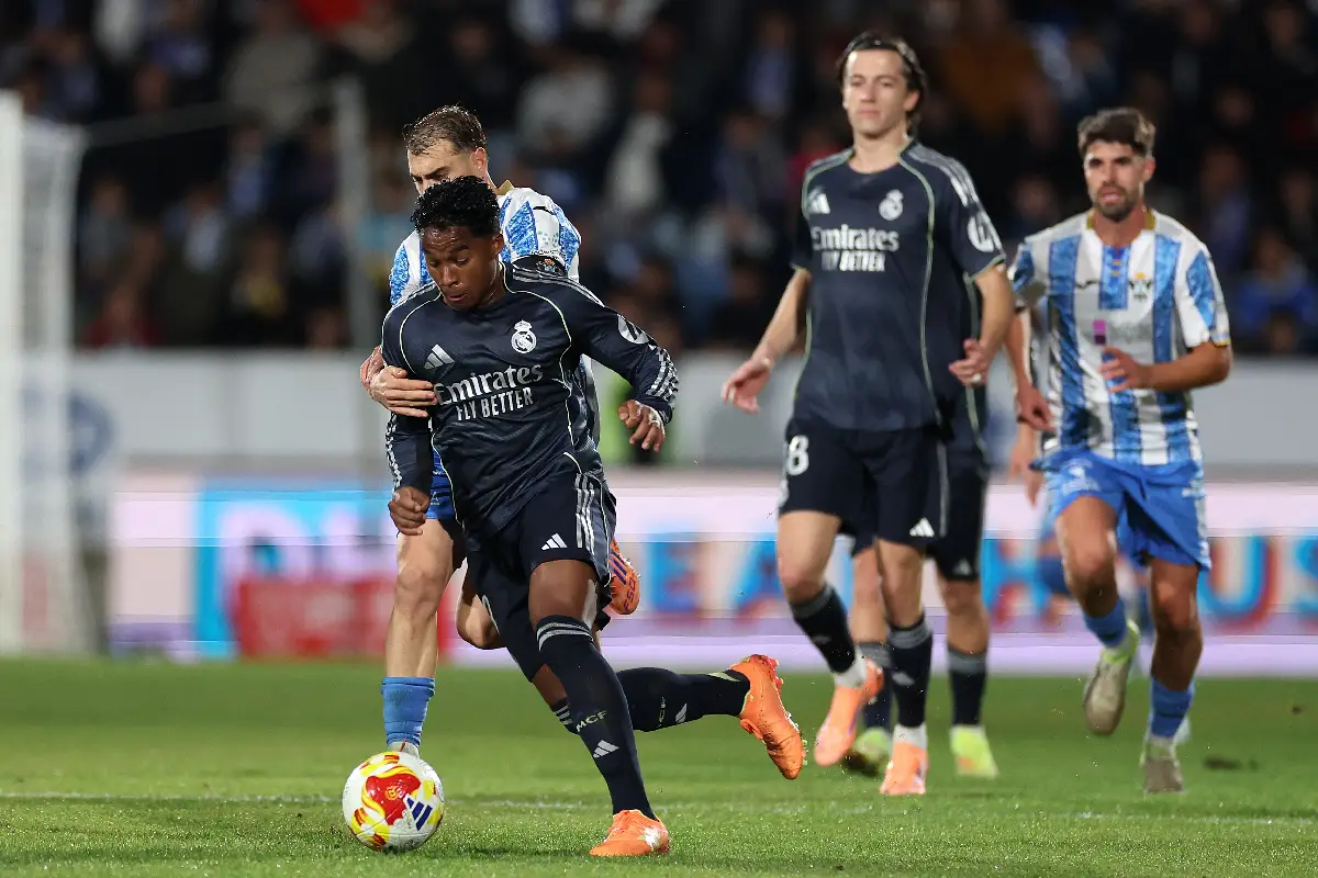 TALAVERA DE LA REINA, SPAIN - DECEMBER 17: Endrick of Real Madrid is put under pressure by Edu Gallardo of CF Talavera during the Copa del Rey match between CF Talavera and Real Madrid at Estadio El Prado on December 17, 2025 in Talavera de la Reina, Spain. (Photo by Florencia Tan Jun/Getty Images)