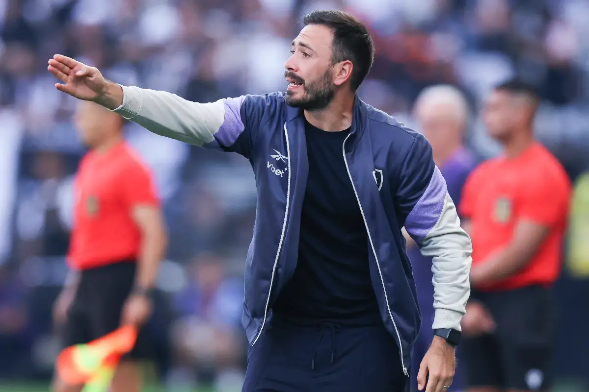 SAO PAULO, BRAZIL - NOVEMBER 30 : Davide Ancelotti, head coach of Botafogo gestures during a Brasileirao 2025 match between Corinthians and Botafogo at Neo Quimica Arena on November 30, 2025 in Sao Paulo, Brazil. (Photo by Alexandre Schneider/Getty Images)