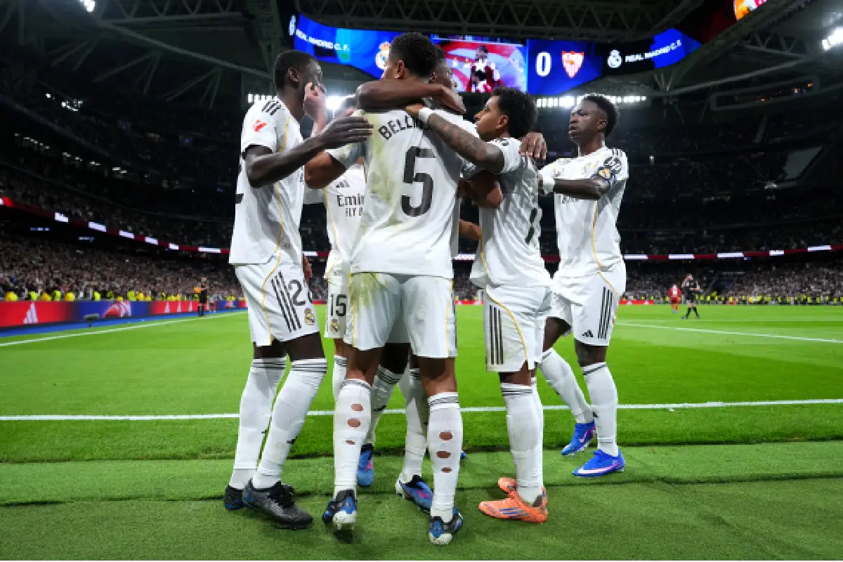 MADRID, SPAIN - DECEMBER 20: Jude Bellingham of Real Madrid celebrates scoring his team's first goal with teammates during the LaLiga EA Sports match between Real Madrid CF and Sevilla FC at Estadio Santiago Bernabeu on December 20, 2025 in Madrid, Spain. (Photo by Angel Martinez/Getty Images)