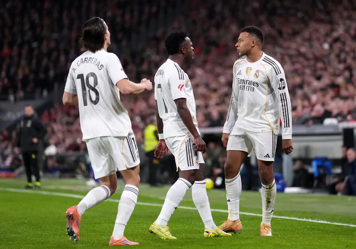 BILBAO, SPAIN - DECEMBER 03: Kylian Mbappe of Real Madrid celebrates scoring his team's first goal with teammates Vinicius Junior and Alvaro Carreras during the LaLiga EA Sports match between Athletic Club and Real Madrid CF at Estadio de San Mames on December 03, 2025 in Bilbao, Spain. (Photo by Juan Manuel Serrano Arce/Getty Images).