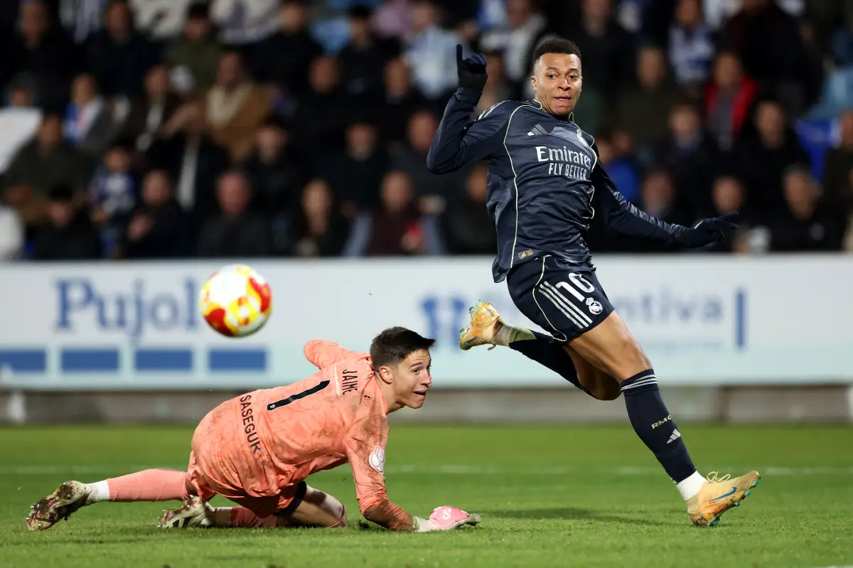 TALAVERA DE LA REINA, SPAIN - DECEMBER 17: Kylian Mbappe of Real Madrid shoots past Jaime Gonzalez of CF Talavera during the Copa del Rey match between CF Talavera and Real Madrid at Estadio El Prado on December 17, 2025 in Talavera de la Reina, Spain. (Photo by Florencia Tan Jun/Getty Images)