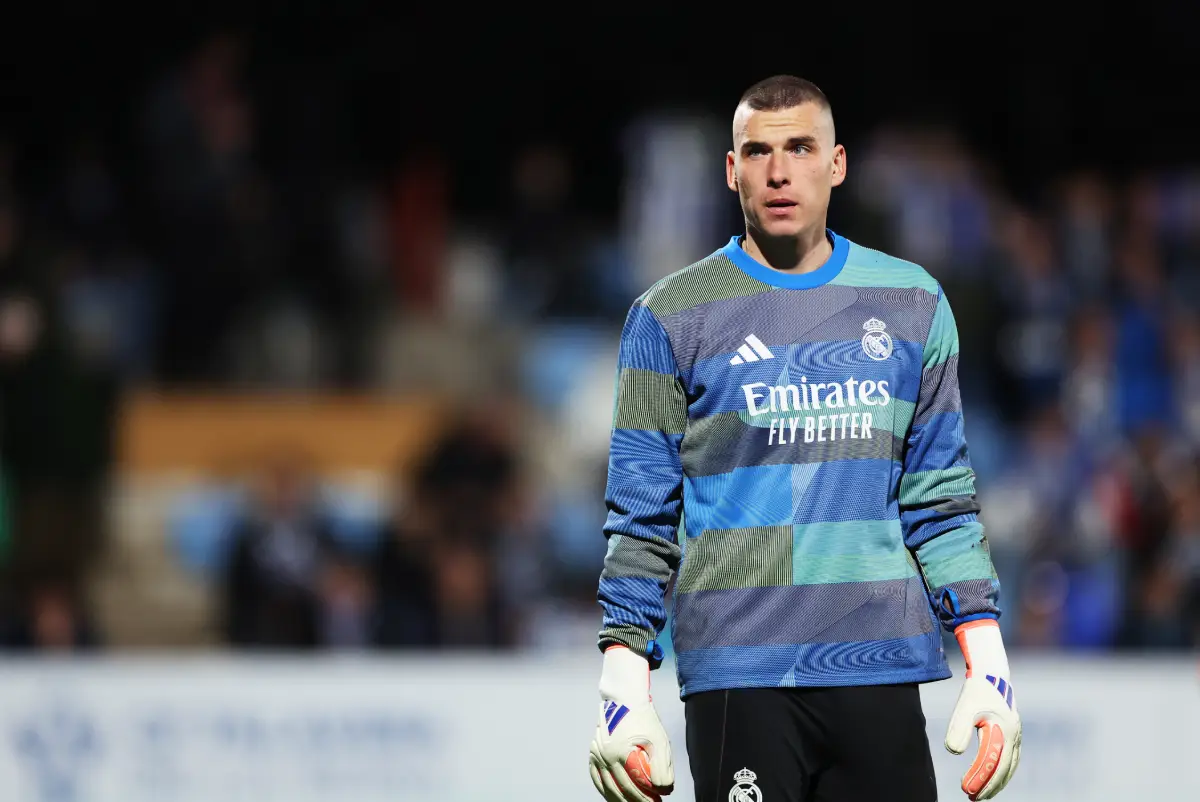 TALAVERA DE LA REINA, SPAIN - DECEMBER 17: Andriy Lunin of Real Madrid warms up prior to the Copa del Rey match between CF Talavera and Real Madrid at Estadio El Prado on December 17, 2025 in Talavera de la Reina, Spain. (Photo by Florencia Tan Jun/Getty Images)