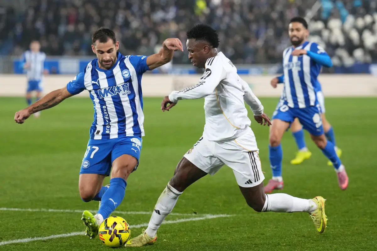 VITORIA-GASTEIZ, SPAIN - DECEMBER 14: Vinicius Junior of Real Madrid is challenged by Jonny of Deportivo Alaves during the LaLiga EA Sports match between Deportivo Alaves and Real Madrid CF at Estadio de Mendizorroza on December 14, 2025 in Vitoria-Gasteiz, Spain. (Photo by Juan Manuel Serrano Arce/Getty Images)
