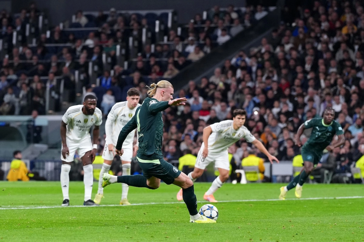 MADRID, SPAIN - DECEMBER 10: Erling Haaland of Manchester City scores his team's second goal from the penalty spot during the UEFA Champions League 2025/26 League Phase MD6 match between Real Madrid C.F. and Manchester City at Estadio Santiago Bernabeu on December 10, 2025 in Madrid, Spain. (Photo by Aitor Alcalde/Getty Images)