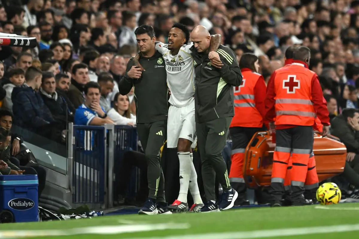 MADRID, SPAIN - DECEMBER 07: Eder Militao of Real Madrid leaves the field after suffering an injury during the LaLiga EA Sports match between Real Madrid CF and RC Celta de Vigo at Estadio Santiago Bernabeu on December 07, 2025 in Madrid, Spain. (Photo by Denis Doyle/Getty Images).