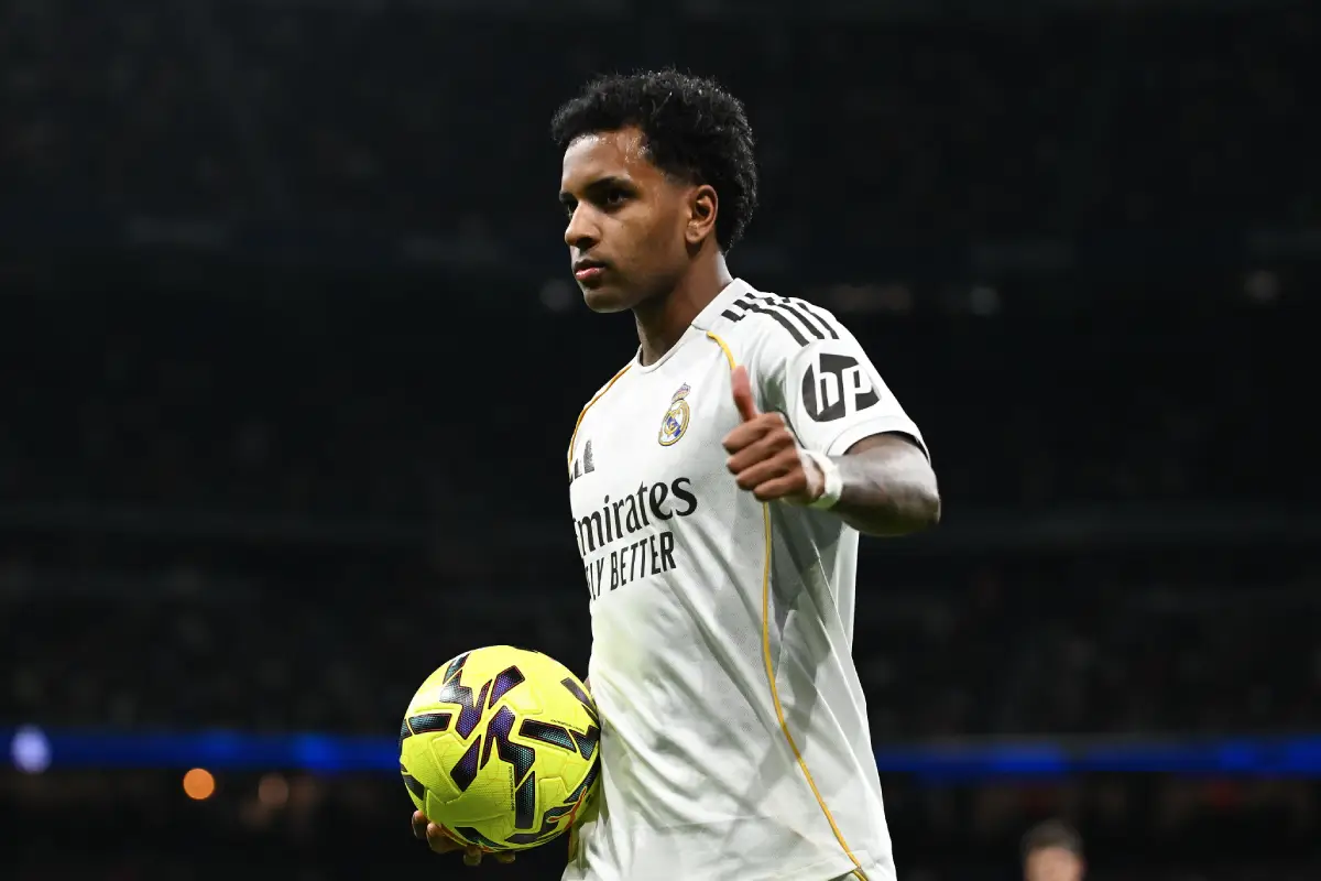 MADRID, SPAIN - DECEMBER 20: Rodrygo of Real Madridprepares to take a corner kick during the LaLiga EA Sports match between Real Madrid CF and Sevilla FC at Estadio Santiago Bernabeu on December 20, 2025 in Madrid, Spain. (Photo by Denis Doyle/Getty Images)